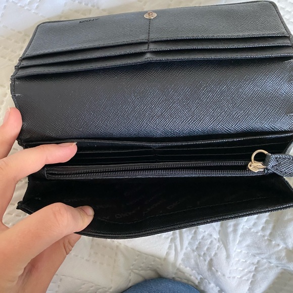 DKNY Wallet - Picture 3 of 3